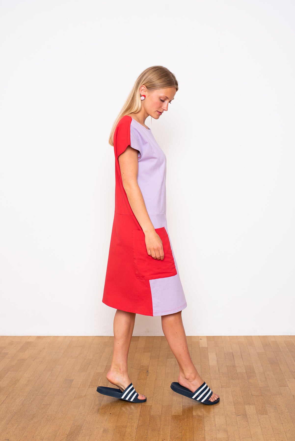 YYULI – Oversized-Kleid mit kurzem Arm – Colour Blocking